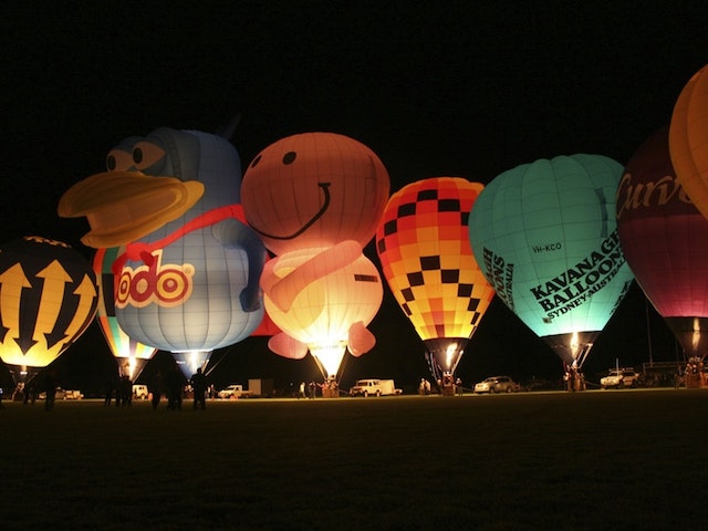 Walker/Baloons and Glow Sign